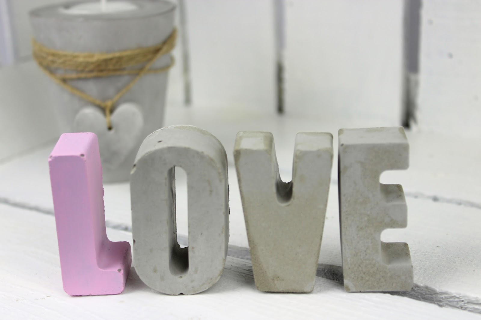 DIY Beton Buchstaben ganz einfach in wenigen Bastelschritten selber machen - tolle Dekoration für drinnen und draußen