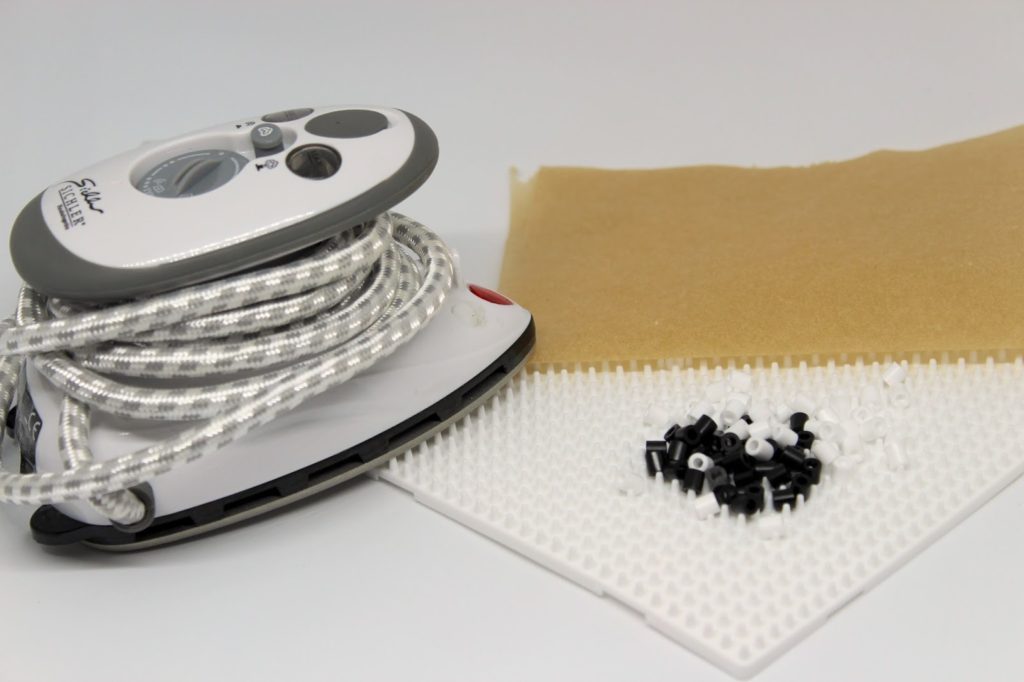 DIY Bügelperlen Getränkeuntersetzer Panda ganz einfach selber machen - geniale Bastelidee für groß und klein DIY Bügelperlen Getränkeuntersetzer Panda ganz einfach selber machen - geniale Bastelidee für groß und klein