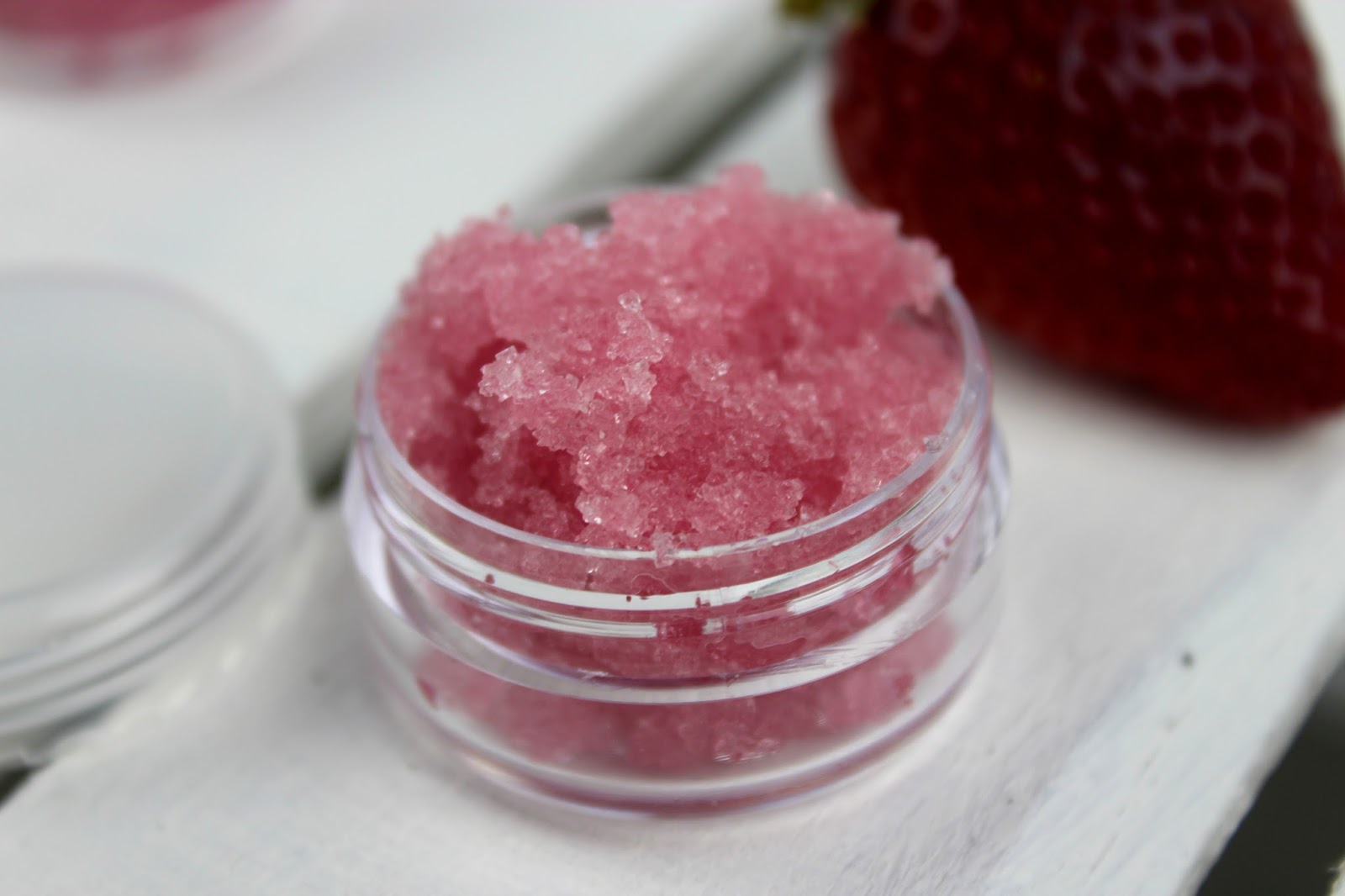 DIY Lippen Zuckerpeeling Erdbeer-Kokos ganz einfach selber machen - für besonders zarte Lippen