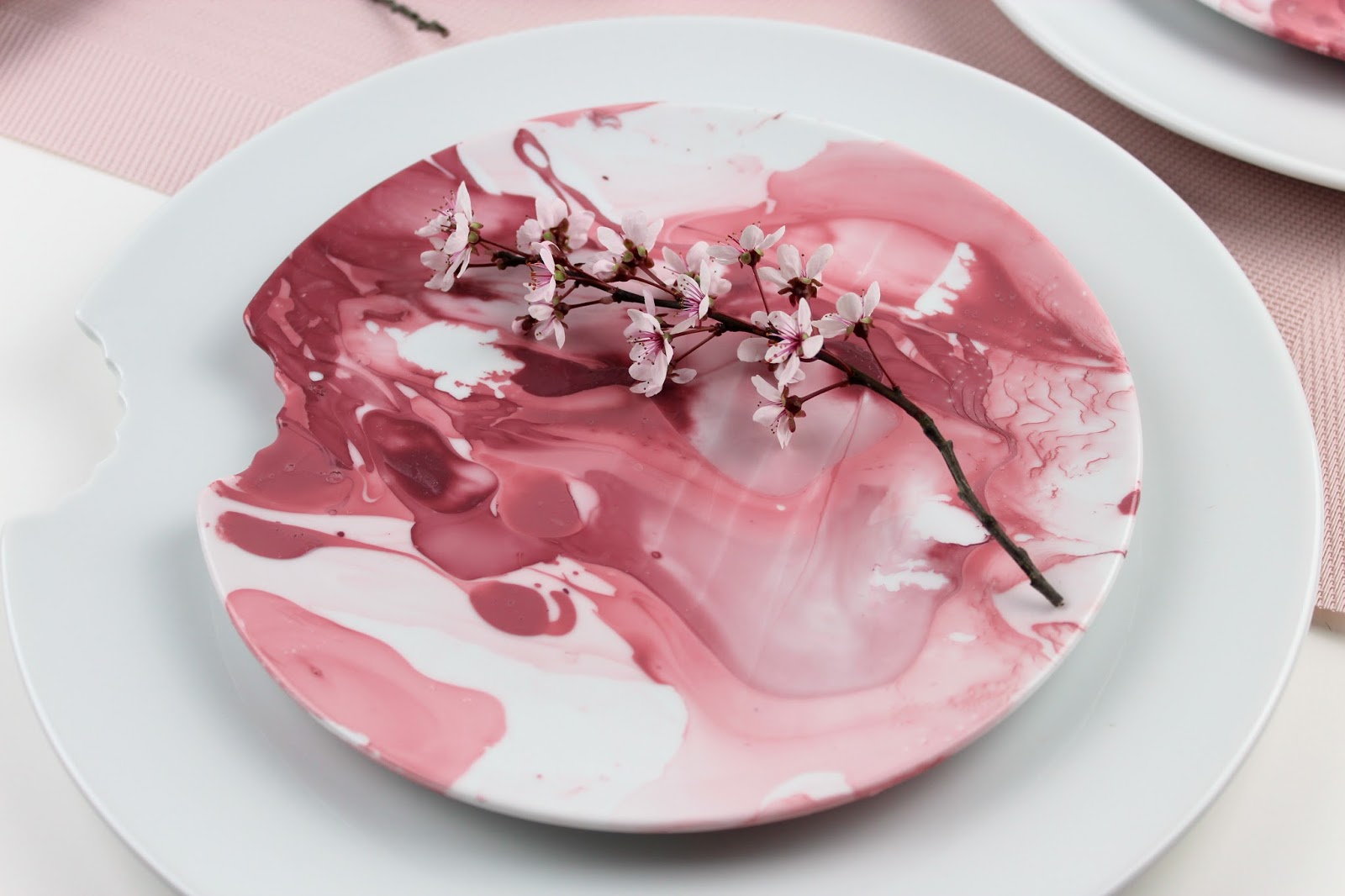 DIY Teller ganz einfach mit Nagellack marmorieren - ein echter Hingucker