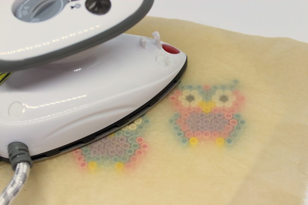 DIY Hama Bügelperlen Einhorn, Regenbogen und Eulen Kühlschrankmagnete ganz einfach selber machen DIY Hama Bügelperlen Einhorn, Regenbogen und Eulen Kühlschrankmagnete ganz einfach selber machen