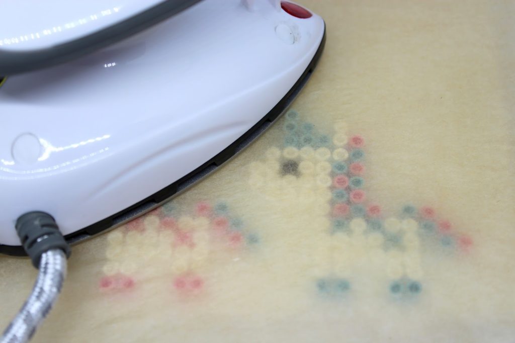 DIY Hama Bügelperlen Einhorn, Regenbogen und Eulen Kühlschrankmagnete ganz einfach selber machen DIY Hama Bügelperlen Einhorn, Regenbogen und Eulen Kühlschrankmagnete ganz einfach selber machen