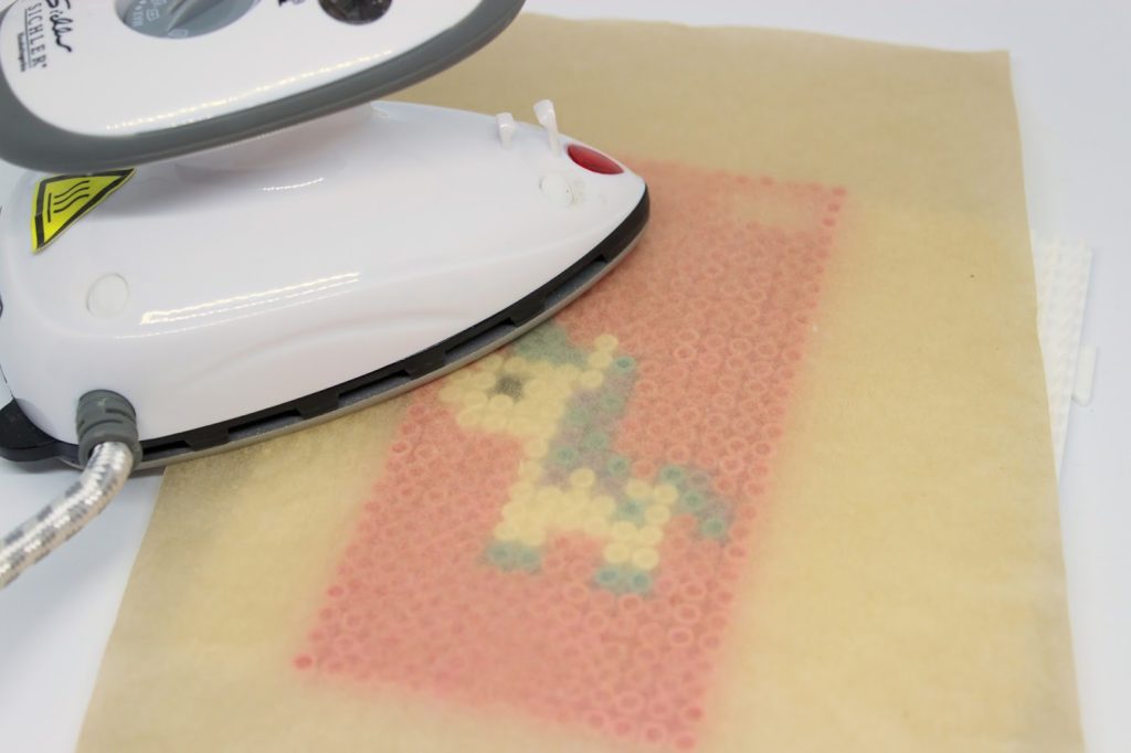 DIY Handyhülle Einhorn aus Hama Bügelperlen ganz einfach selber machen - das Must Have im Sommer DIY Handyhülle Einhorn aus Hama Bügelperlen ganz einfach selber machen - das Must Have im Sommer