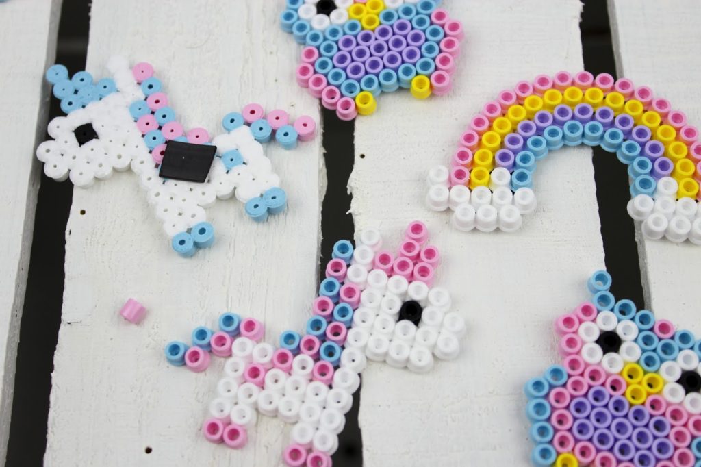 DIY Hama Bügelperlen Einhorn, Regenbogen und Eulen Kühlschrankmagnete ganz einfach selber machen DIY Hama Bügelperlen Einhorn, Regenbogen und Eulen Kühlschrankmagnete ganz einfach selber machen