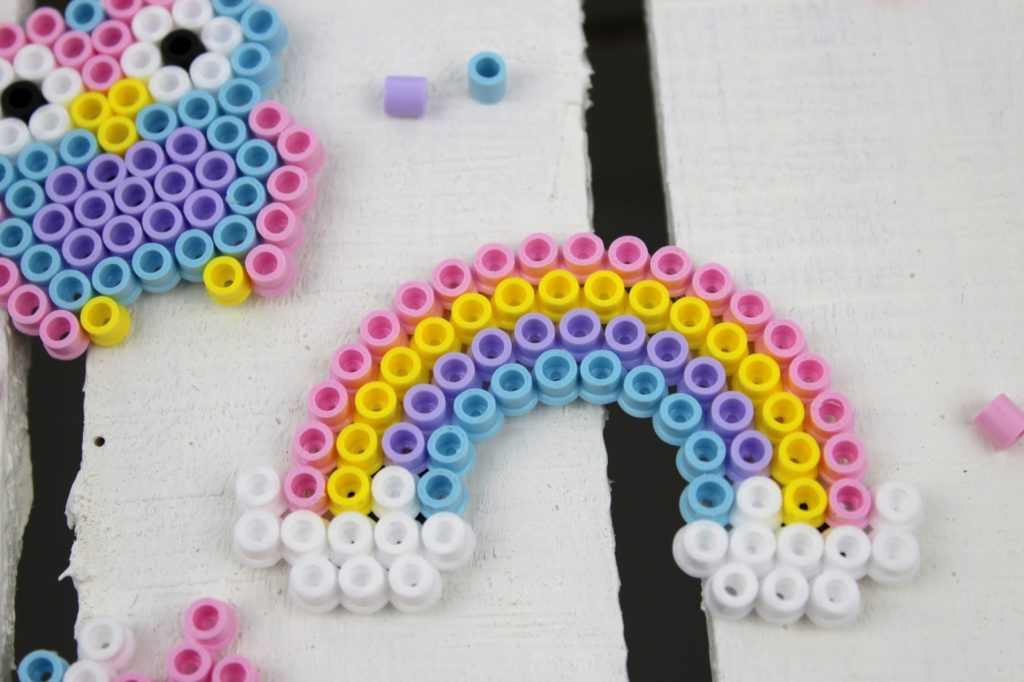 DIY Hama Bügelperlen Einhorn, Regenbogen und Eulen Kühlschrankmagnete ganz einfach selber machen DIY Hama Bügelperlen Einhorn, Regenbogen und Eulen Kühlschrankmagnete ganz einfach selber machen