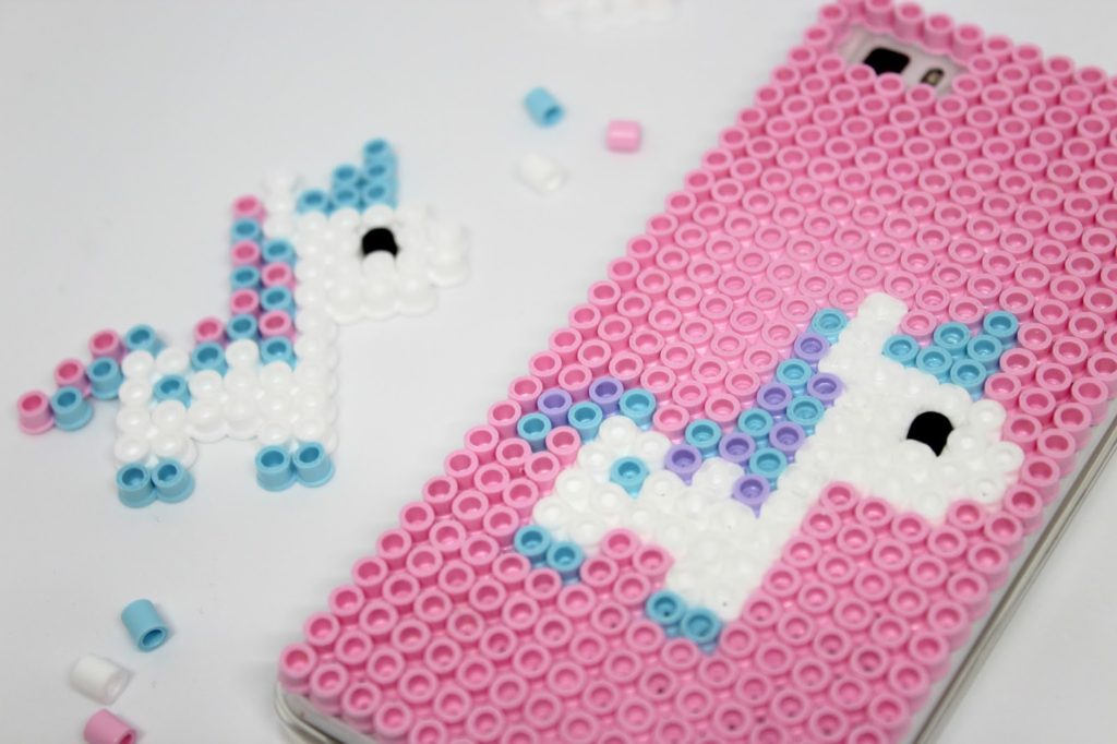 DIY Handyhülle Einhorn aus Hama Bügelperlen ganz einfach selber machen - das Must Have im Sommer DIY Handyhülle Einhorn aus Hama Bügelperlen ganz einfach selber machen - das Must Have im Sommer