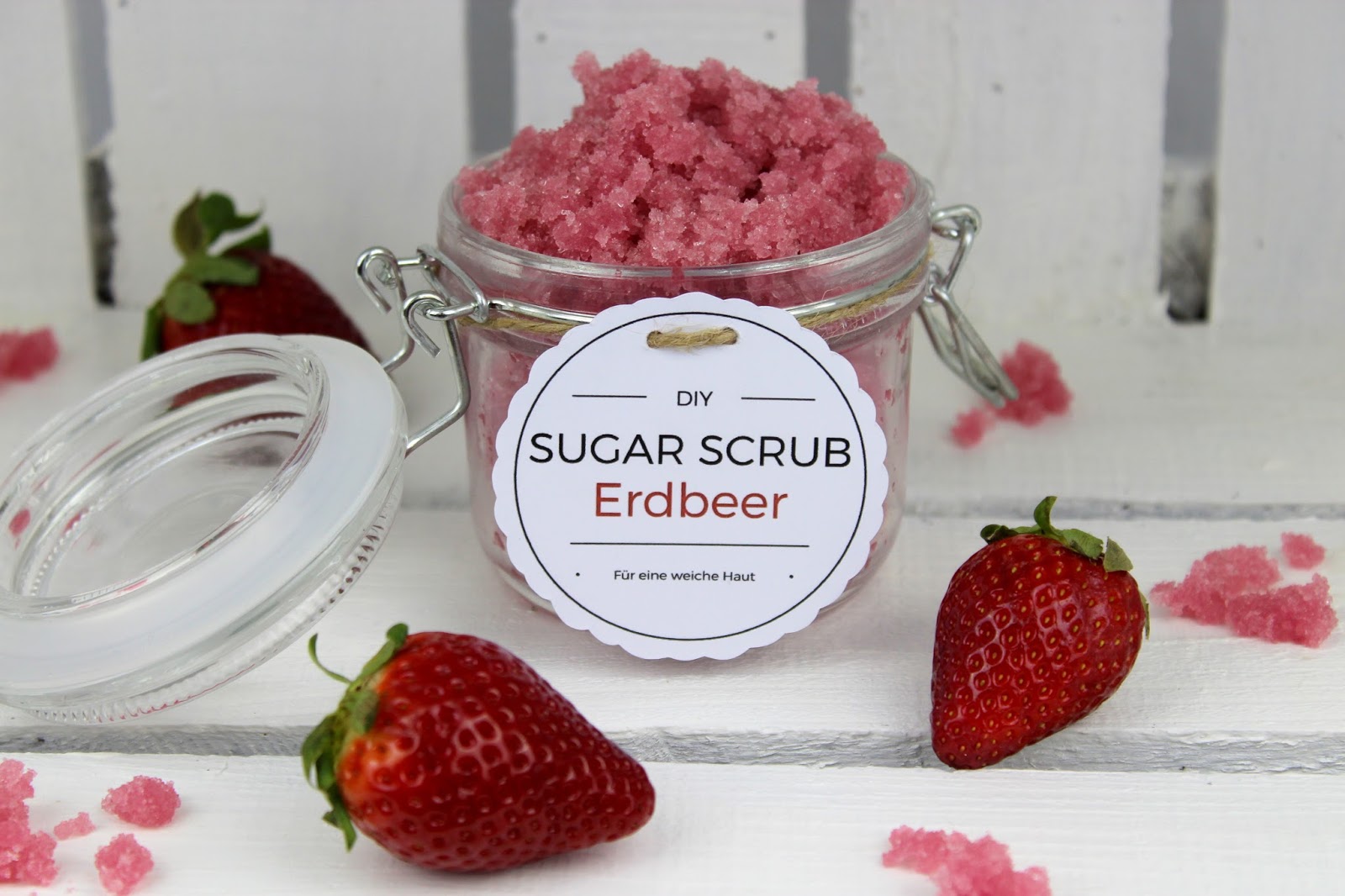 DIY Sugar Scrub / Zuckerpeeling Erdbeer- Kokos ganz einfach selber machen (+ kostenlose Vorlage)
