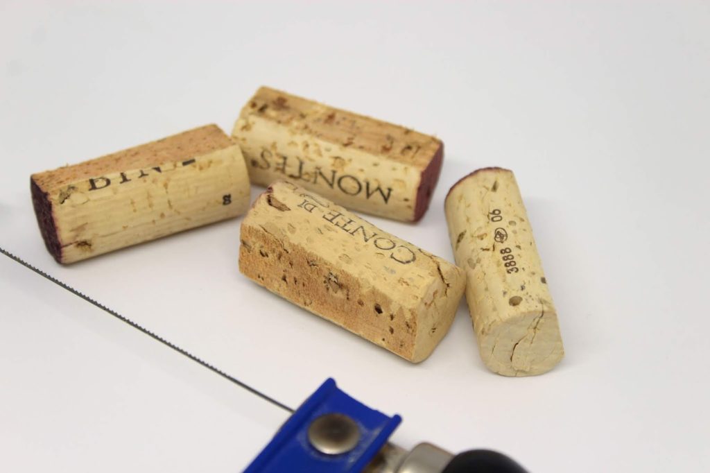 DIY Tischkarten aus Weinkorken ganz einfach selbermachen mit dem Schneider Base rosé - ideal für die Hochzeit DIY Tischkarten aus Weinkorken ganz einfach selbermachen mit dem Schneider Base rosé - ideal für die Hochzeit