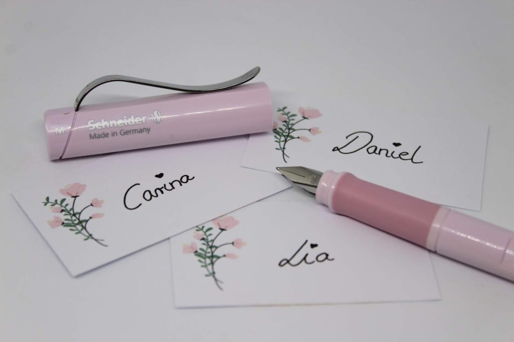 DIY Tischkarten aus Weinkorken ganz einfach selbermachen mit dem Schneider Base rosé - ideal für die Hochzeit DIY Tischkarten aus Weinkorken ganz einfach selbermachen mit dem Schneider Base rosé - ideal für die Hochzeit