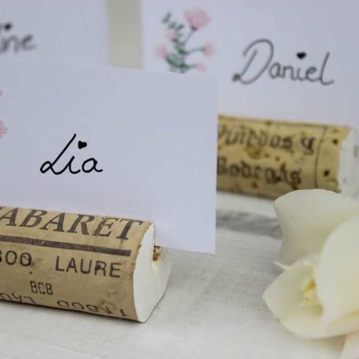 DIY Tischkarten aus Weinkorken ganz einfach selbermachen mit dem Schneider Base rosé - ideal für die Hochzeit