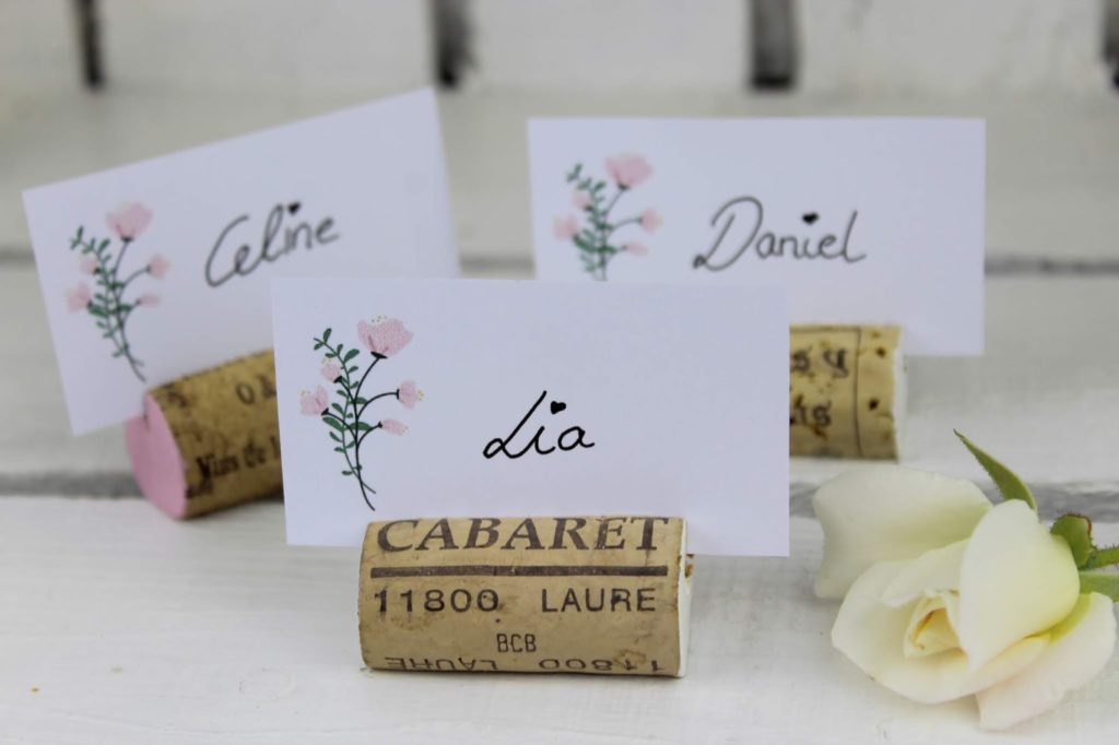 DIY Tischkarten aus Weinkorken ganz einfach selbermachen mit dem Schneider Base rosé - ideal für die Hochzeit DIY Tischkarten aus Weinkorken ganz einfach selbermachen mit dem Schneider Base rosé - ideal für die Hochzeit