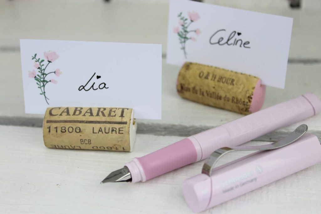 DIY Tischkarten aus Weinkorken ganz einfach selbermachen mit dem Schneider Base rosé - ideal für die Hochzeit DIY Tischkarten aus Weinkorken ganz einfach selbermachen mit dem Schneider Base rosé - ideal für die Hochzeit