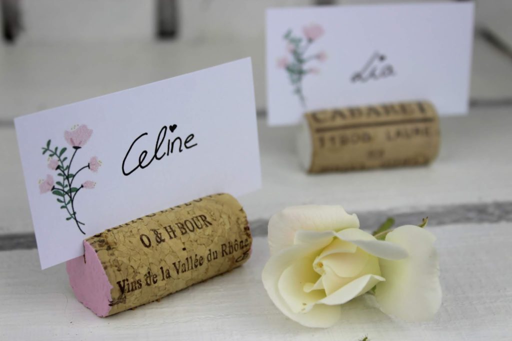 DIY Tischkarten aus Weinkorken ganz einfach selbermachen mit dem Schneider Base rosé - ideal für die Hochzeit DIY Tischkarten aus Weinkorken ganz einfach selbermachen mit dem Schneider Base rosé - ideal für die Hochzeit