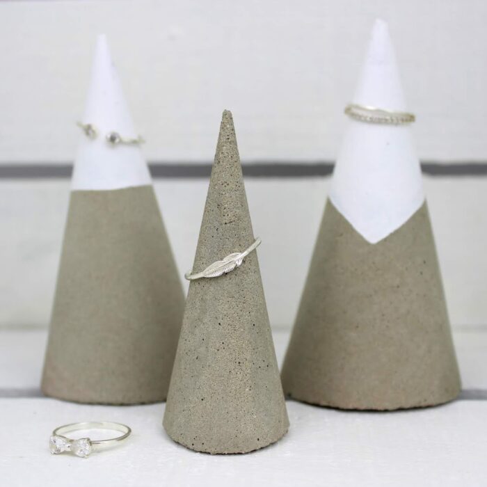 DIY Beton Ringhalter ganz einfach selbermachen - eine tolle Schmuckaufbewahrung
