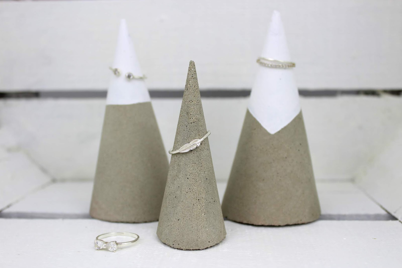 DIY Beton Ringhalter ganz einfach selbermachen - eine tolle Schmuckaufbewahrung