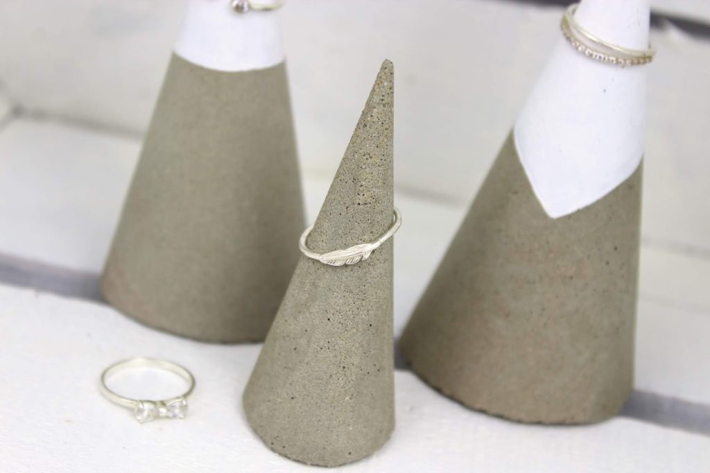 DIY Beton Ringhalter ganz einfach selbermachen - eine tolle Schmuckaufbewahrung DIY Beton Ringhalter ganz einfach selbermachen - eine tolle Schmuckaufbewahrung