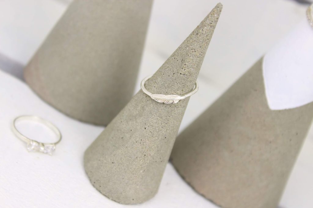 DIY Beton Ringhalter ganz einfach selbermachen - eine tolle Schmuckaufbewahrung DIY Beton Ringhalter ganz einfach selbermachen - eine tolle Schmuckaufbewahrung