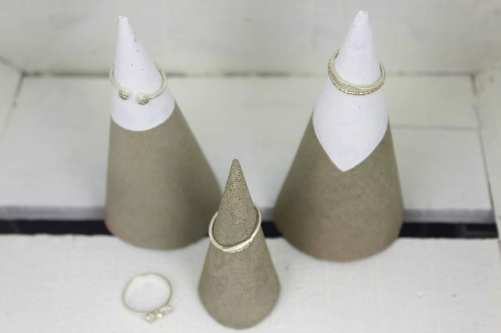 DIY Beton Ringhalter ganz einfach selbermachen - eine tolle Schmuckaufbewahrung DIY Beton Ringhalter ganz einfach selbermachen - eine tolle Schmuckaufbewahrung