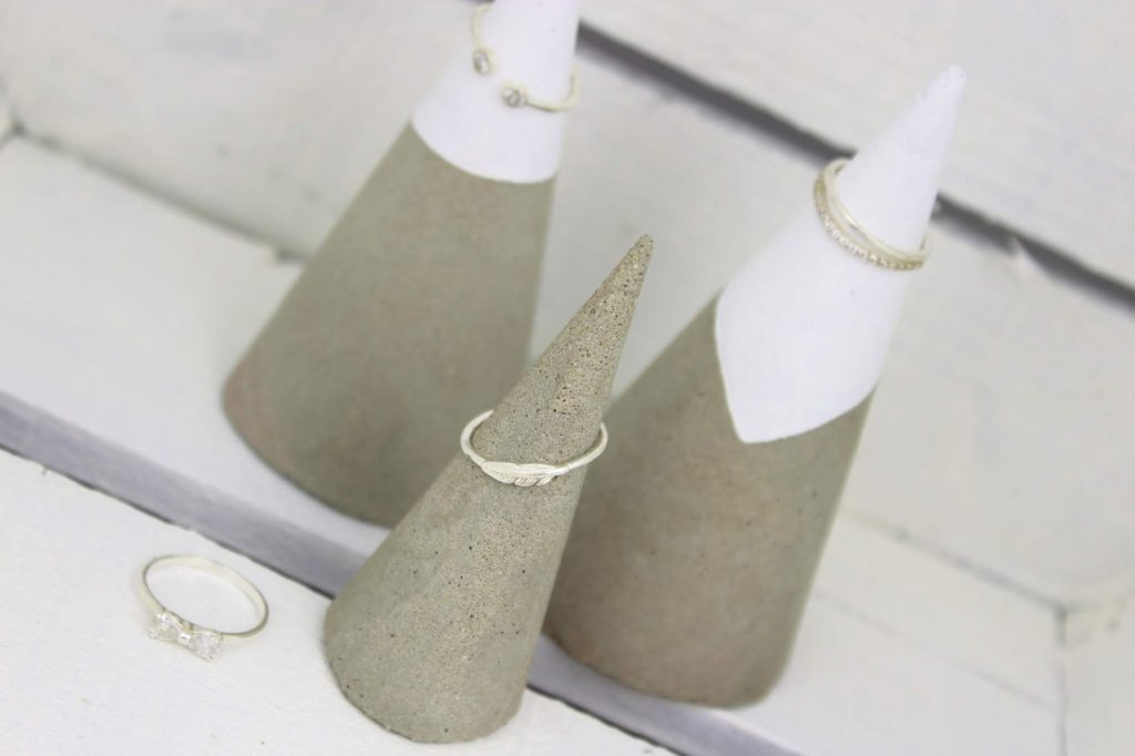 DIY Beton Ringhalter ganz einfach selbermachen - eine tolle Schmuckaufbewahrung DIY Beton Ringhalter ganz einfach selbermachen - eine tolle Schmuckaufbewahrung
