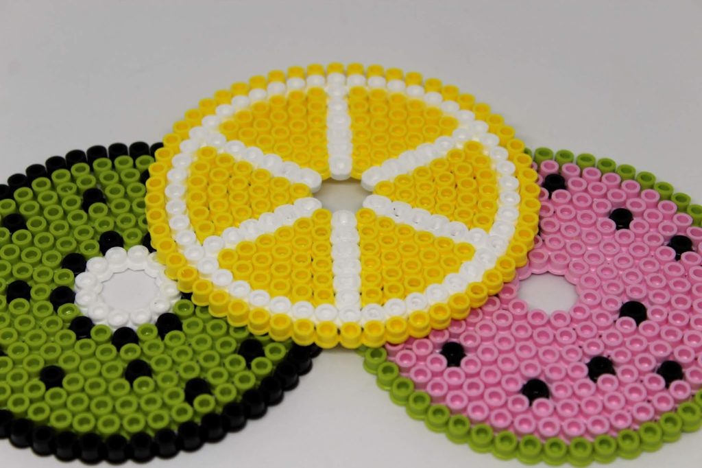 DIY Getränkeschutzdeckel aus Bügelperlen in 3 sommerlichen Motiven ganz einfach selber machen - super Wespenschutz DIY Getränkeschutzdeckel aus Bügelperlen in 3 sommerlichen Motiven ganz einfach selber machen - super Wespenschutz