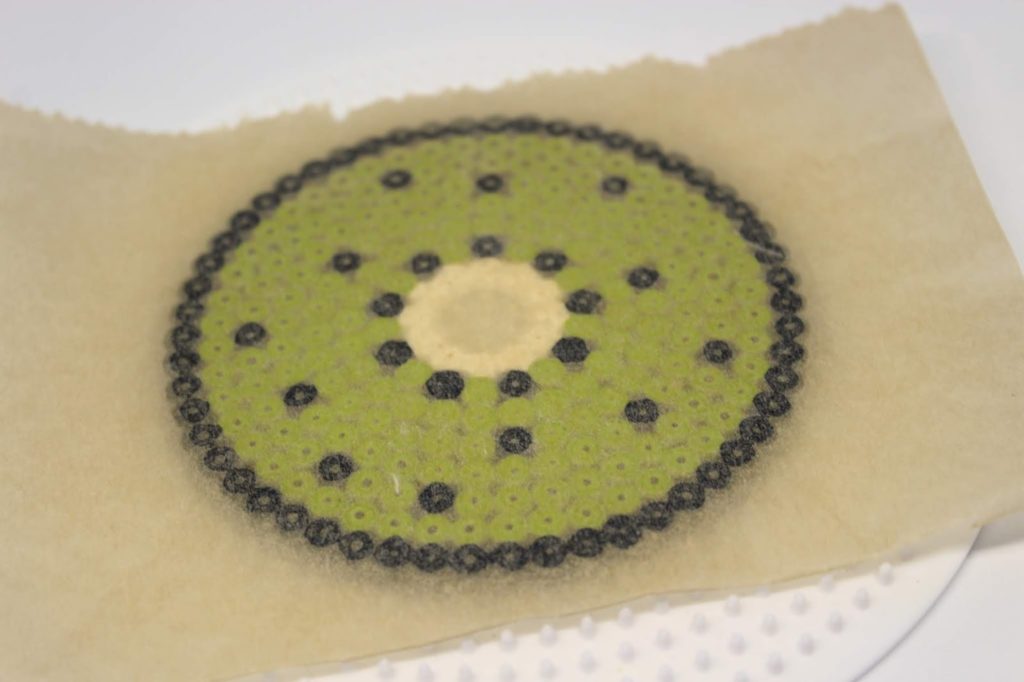 DIY Getränkeschutzdeckel aus Bügelperlen in 3 sommerlichen Motiven ganz einfach selber machen - super Wespenschutz DIY Getränkeschutzdeckel aus Bügelperlen in 3 sommerlichen Motiven ganz einfach selber machen - super Wespenschutz