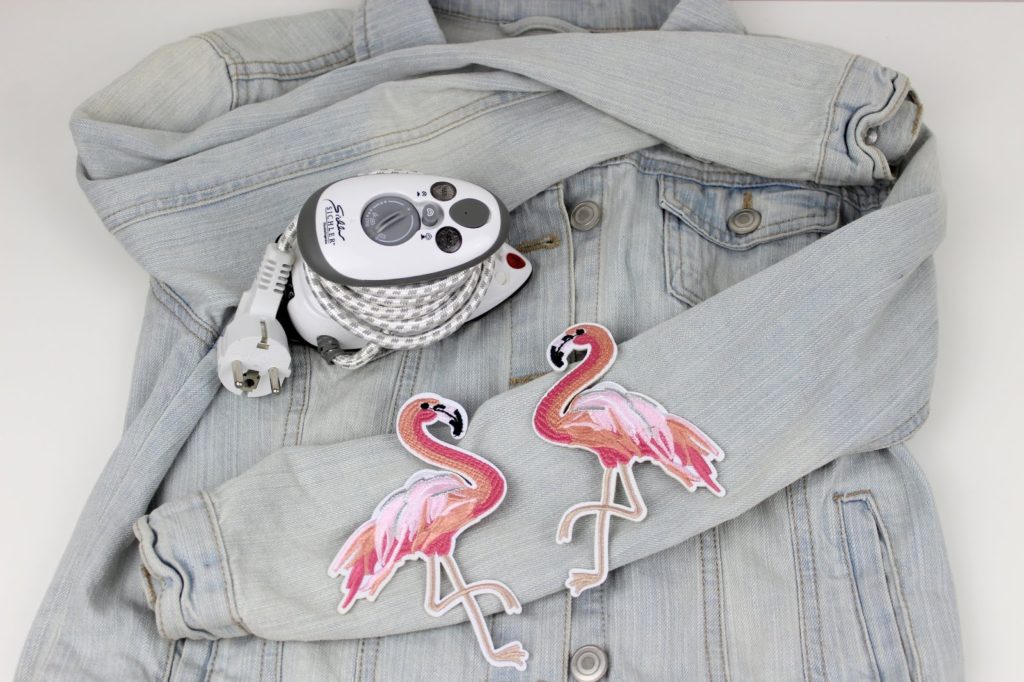 DIY: 3 geniale, schnelle und einfache Flamingo Bastelideen - Flamingo Patch Jacke DIY: 3 geniale, schnelle und einfache Flamingo Bastelideen - Flamingo Patch Jacke