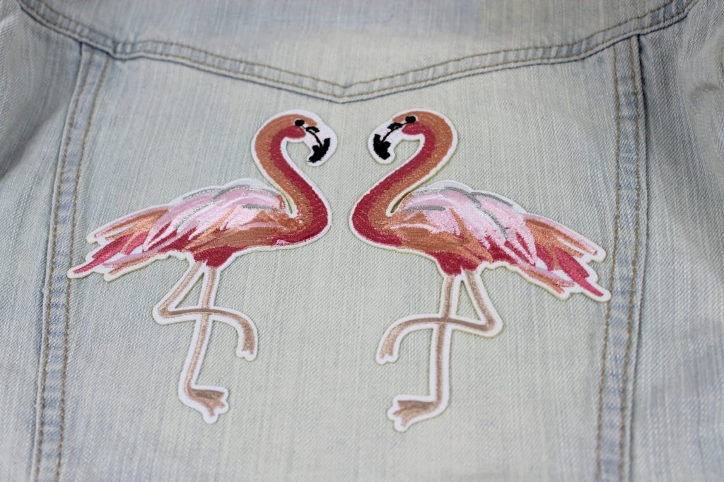 DIY: 3 geniale, schnelle und einfache Flamingo Bastelideen - Flamingo Patch Jacke DIY: 3 geniale, schnelle und einfache Flamingo Bastelideen - Flamingo Patch Jacke