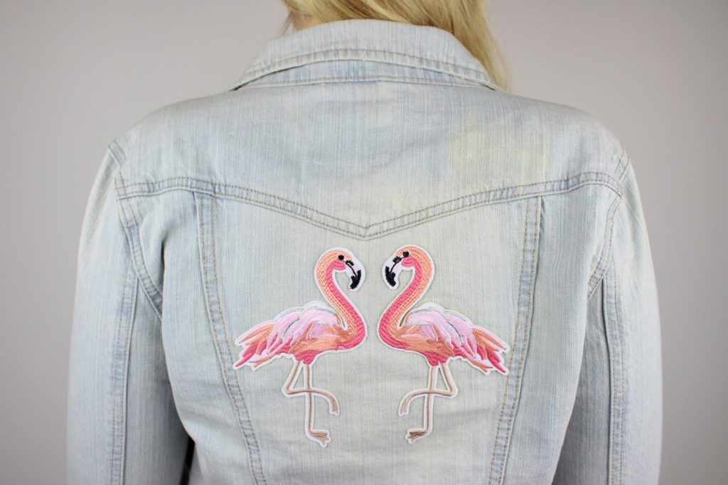 DIY: 3 geniale, schnelle und einfache Flamingo Bastelideen - Flamingo Patch Jacke DIY: 3 geniale, schnelle und einfache Flamingo Bastelideen - Flamingo Patch Jacke
