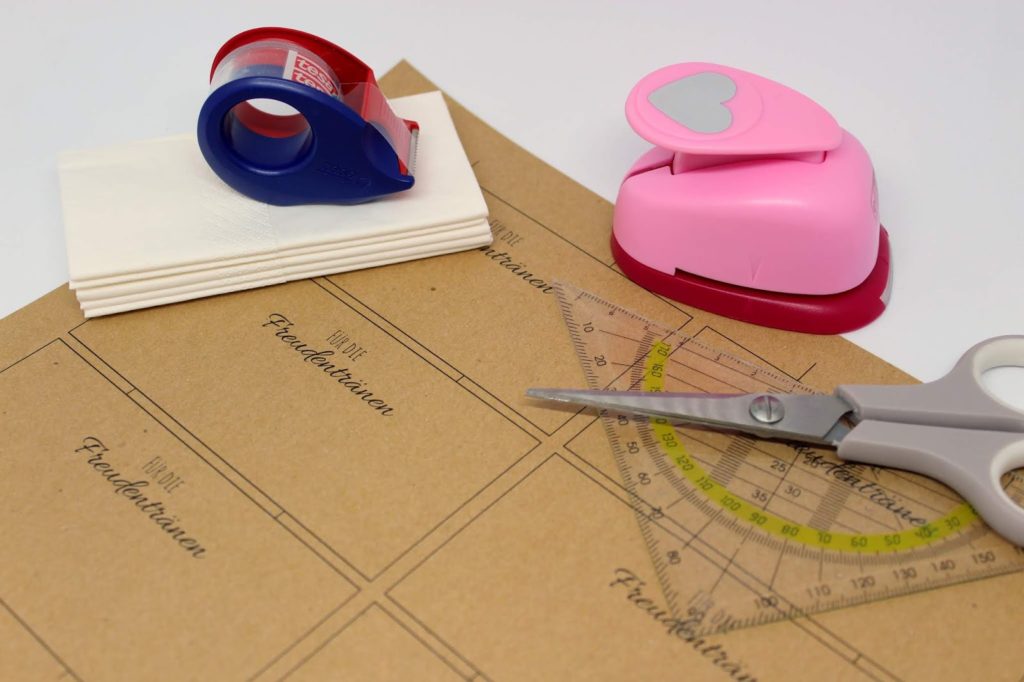 DIY Anleitung: Taschentücher Freudentränen zur Hochzeit ganz einfach selber machen + kostenloses Printable DIY Anleitung: Taschentücher Freudentränen zur Hochzeit ganz einfach selber machen + kostenloses Printable