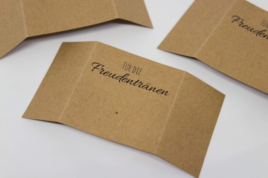 DIY Anleitung: Taschentücher Freudentränen zur Hochzeit ganz einfach selber machen + kostenloses Printable DIY Anleitung: Taschentücher Freudentränen zur Hochzeit ganz einfach selber machen + kostenloses Printable
