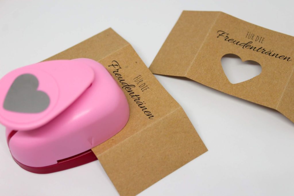 DIY Anleitung: Taschentücher Freudentränen zur Hochzeit ganz einfach selber machen + kostenloses Printable DIY Anleitung: Taschentücher Freudentränen zur Hochzeit ganz einfach selber machen + kostenloses Printable