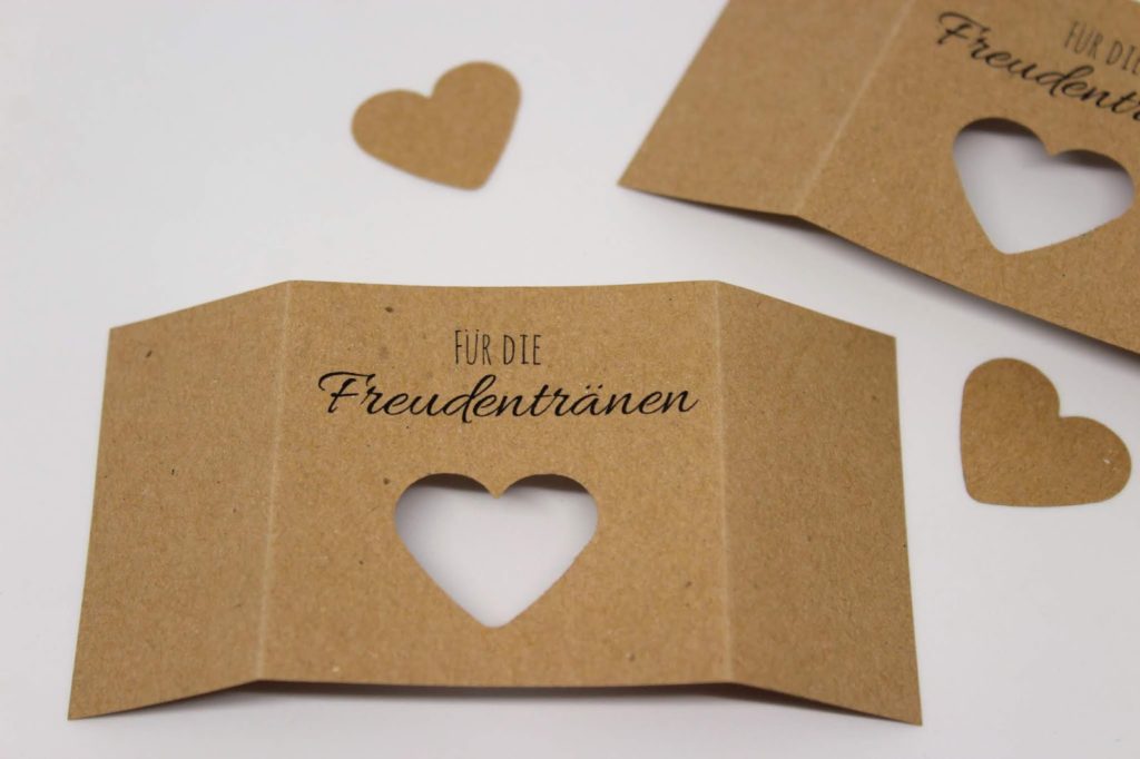 DIY Anleitung: Taschentücher Freudentränen zur Hochzeit ganz einfach selber machen + kostenloses Printable DIY Anleitung: Taschentücher Freudentränen zur Hochzeit ganz einfach selber machen + kostenloses Printable