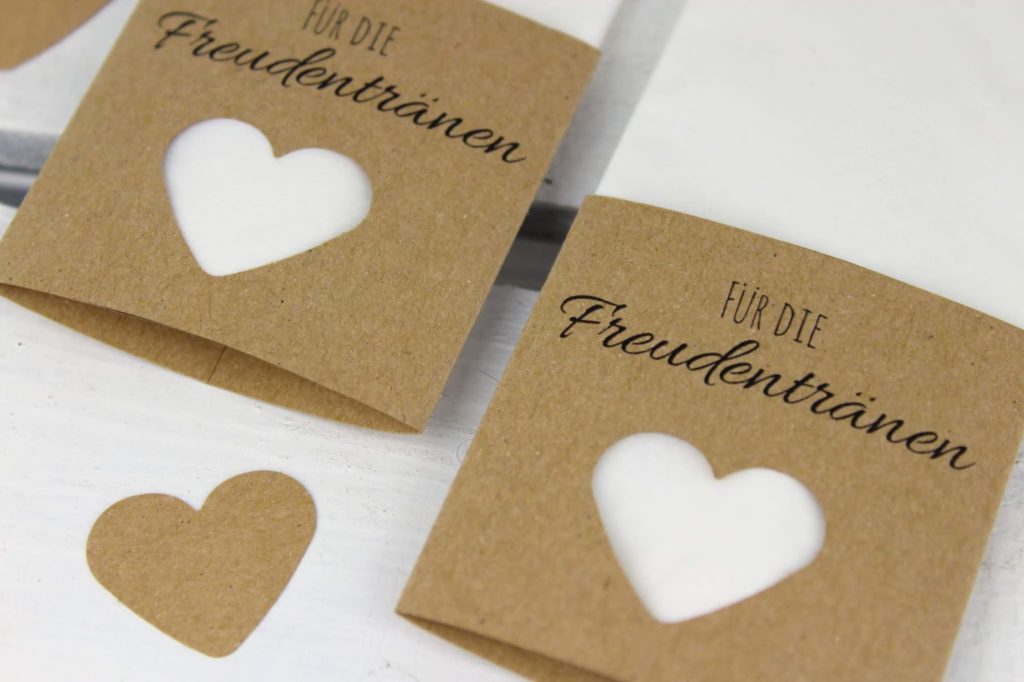DIY Anleitung: Taschentücher Freudentränen zur Hochzeit ganz einfach selber machen + kostenloses Printable DIY Anleitung: Taschentücher Freudentränen zur Hochzeit ganz einfach selber machen + kostenloses Printable