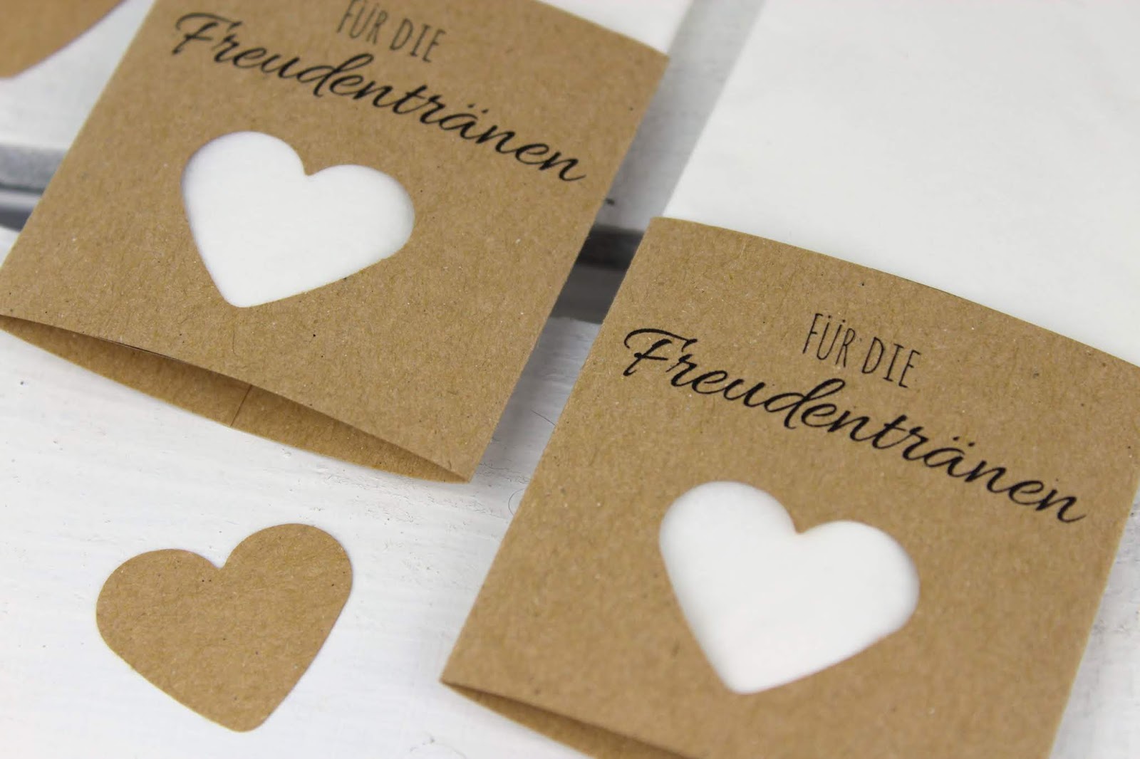 DIY Anleitung: Taschentücher für die Freudentränen zur Hochzeit ganz einfach selber machen + kostenloses Printable