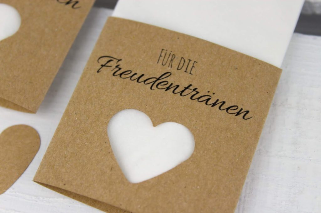 DIY Anleitung: Taschentücher Freudentränen zur Hochzeit ganz einfach selber machen + kostenloses Printable DIY Anleitung: Taschentücher Freudentränen zur Hochzeit ganz einfach selber machen + kostenloses Printable