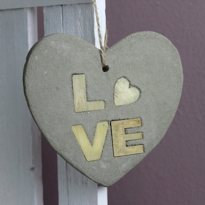 DIY Betonherz mit Holzbuchstaben LOVE selber machen - süße, kleine Hängedeko