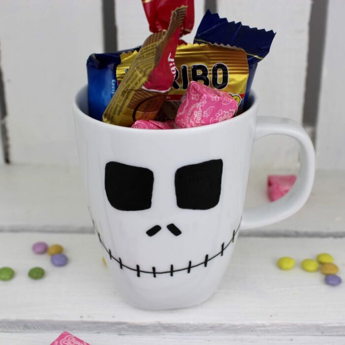 DIY Halloween Bastelidee: gruselige Becher ganz einfach selber machen