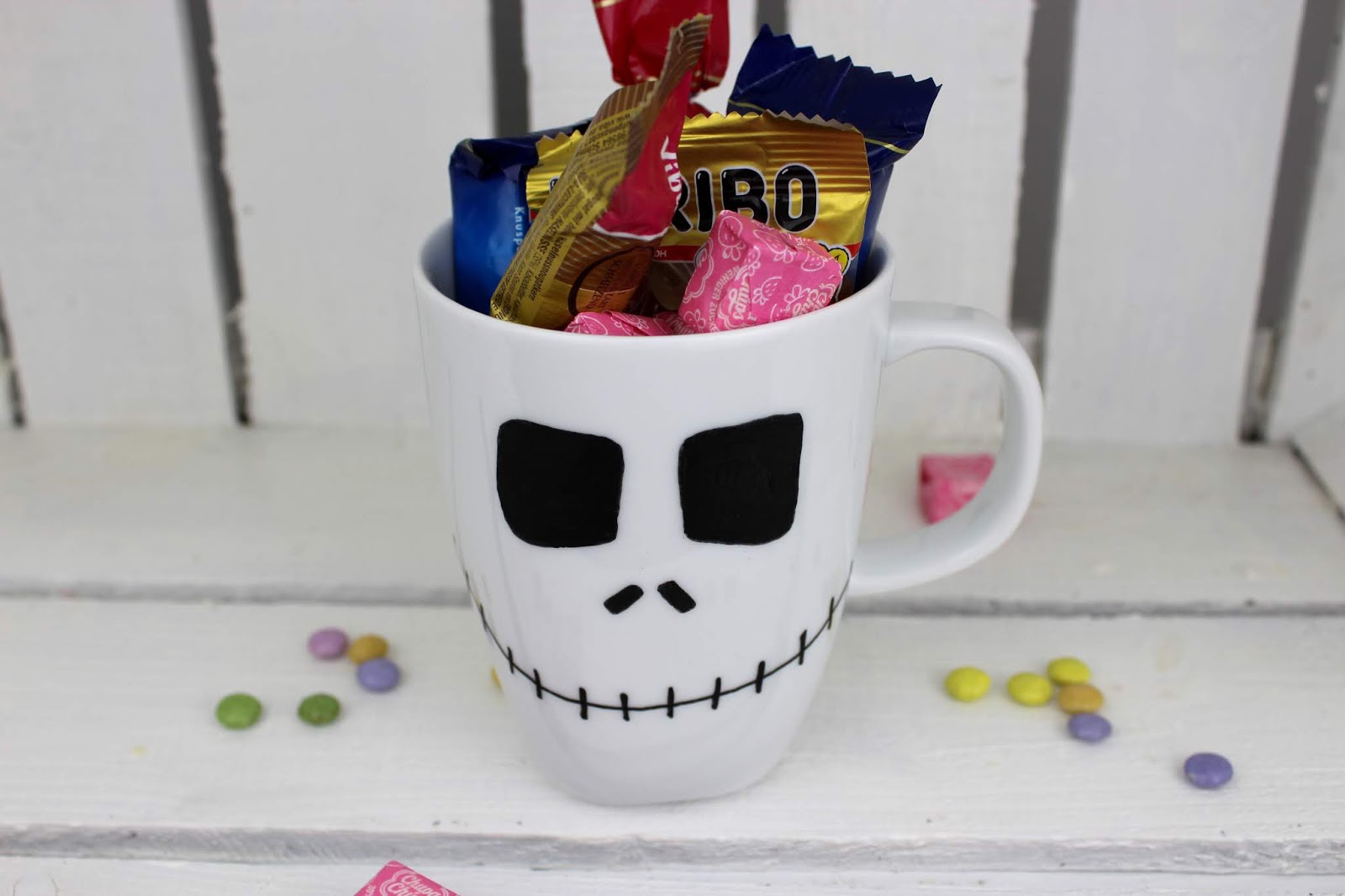 DIY Halloween Bastelidee: gruselige Becher ganz einfach selber machen