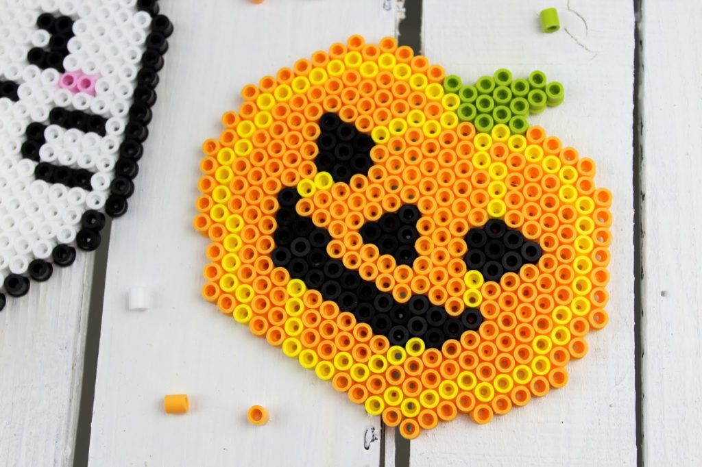 DIY Anleitung: süße Halloween Gespenster und Kürbis Glasuntersetzer ganz einfach selber machen - perfekte Bastelidee für eure Halloween Party DIY Anleitung: süße Halloween Gespenster und Kürbis Glasuntersetzer ganz einfach selber machen - perfekte Bastelidee für eure Halloween Party