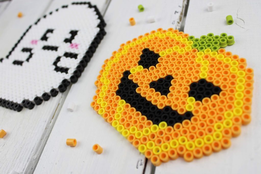 DIY Anleitung: süße Halloween Gespenster und Kürbis Glasuntersetzer ganz einfach selber machen - perfekte Bastelidee für eure Halloween Party DIY Anleitung: süße Halloween Gespenster und Kürbis Glasuntersetzer ganz einfach selber machen - perfekte Bastelidee für eure Halloween Party