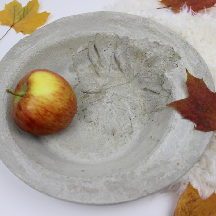 DIY: Herbstschale aus Beton mit Blattdruck ganz einfach selber machen - eine wunderschöne Deko für den Herbst