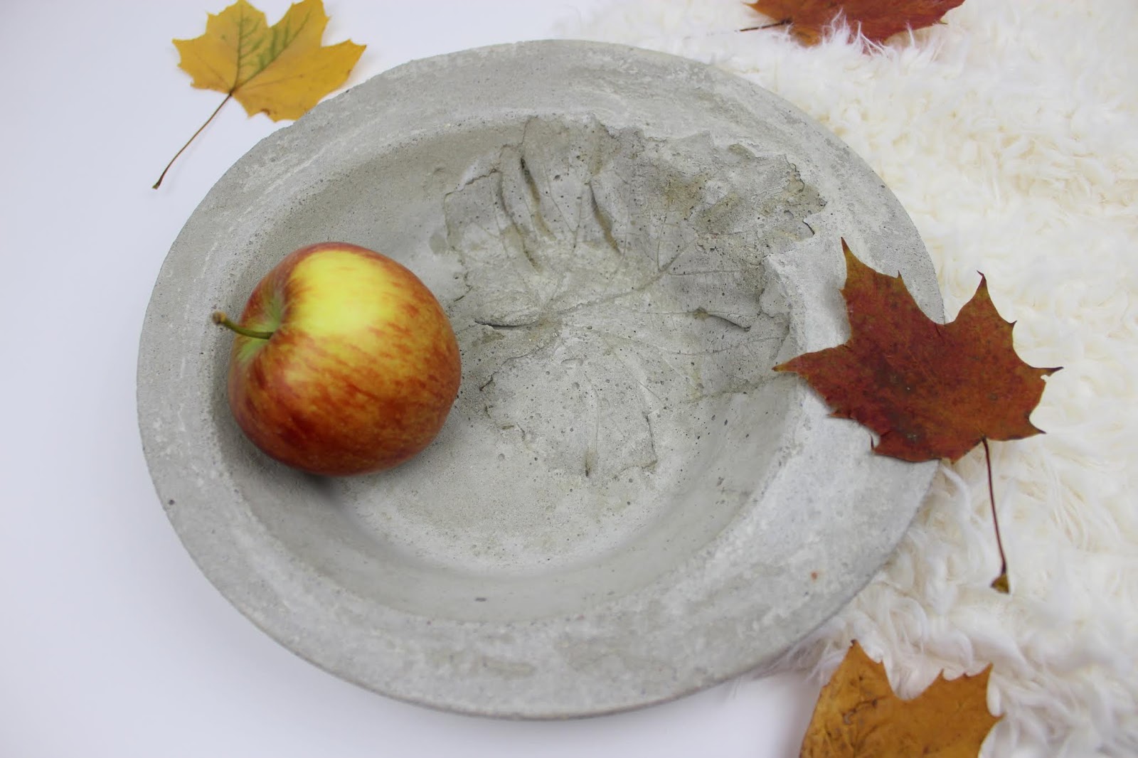 DIY: Herbstschale aus Beton mit Blattdruck ganz einfach selber machen - eine wunderschöne Deko für den Herbst