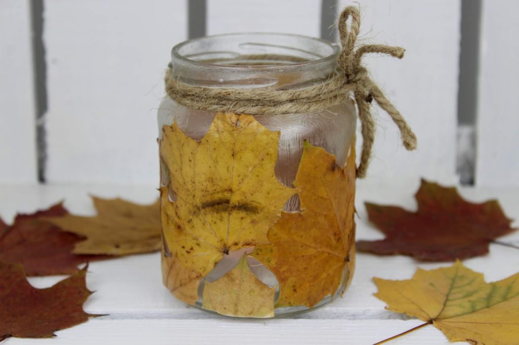 DIY herbstliches Windlicht mit Ahornblättern - wunderschöne und schnelle Herbstdeko DIY herbstliches Windlicht mit Ahornblättern - wunderschöne und schnelle Herbstdeko