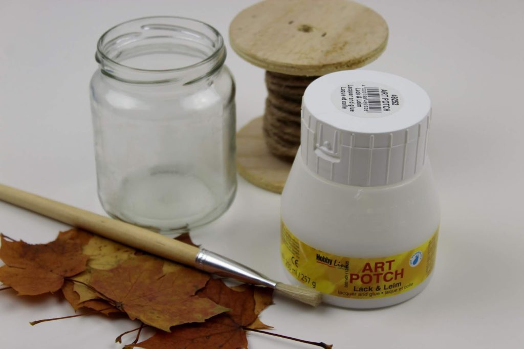 DIY herbstliches Windlicht mit Ahornblättern - wunderschöne und schnelle Herbstdeko DIY herbstliches Windlicht mit Ahornblättern - wunderschöne und schnelle Herbstdeko