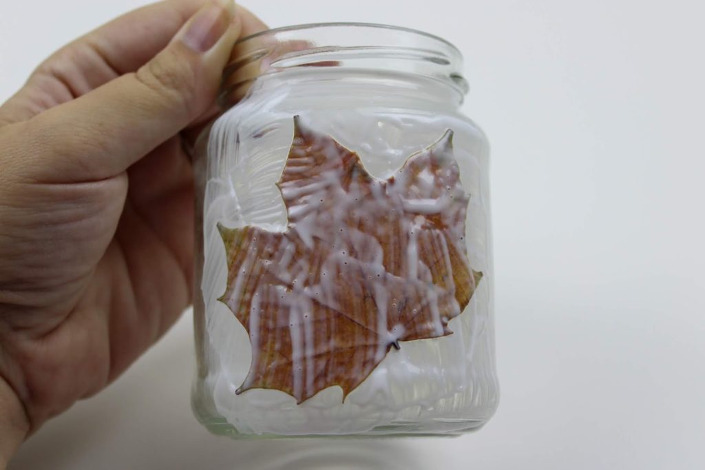 DIY herbstliches Windlicht mit Ahornblättern - wunderschöne und schnelle Herbstdeko DIY herbstliches Windlicht mit Ahornblättern - wunderschöne und schnelle Herbstdeko