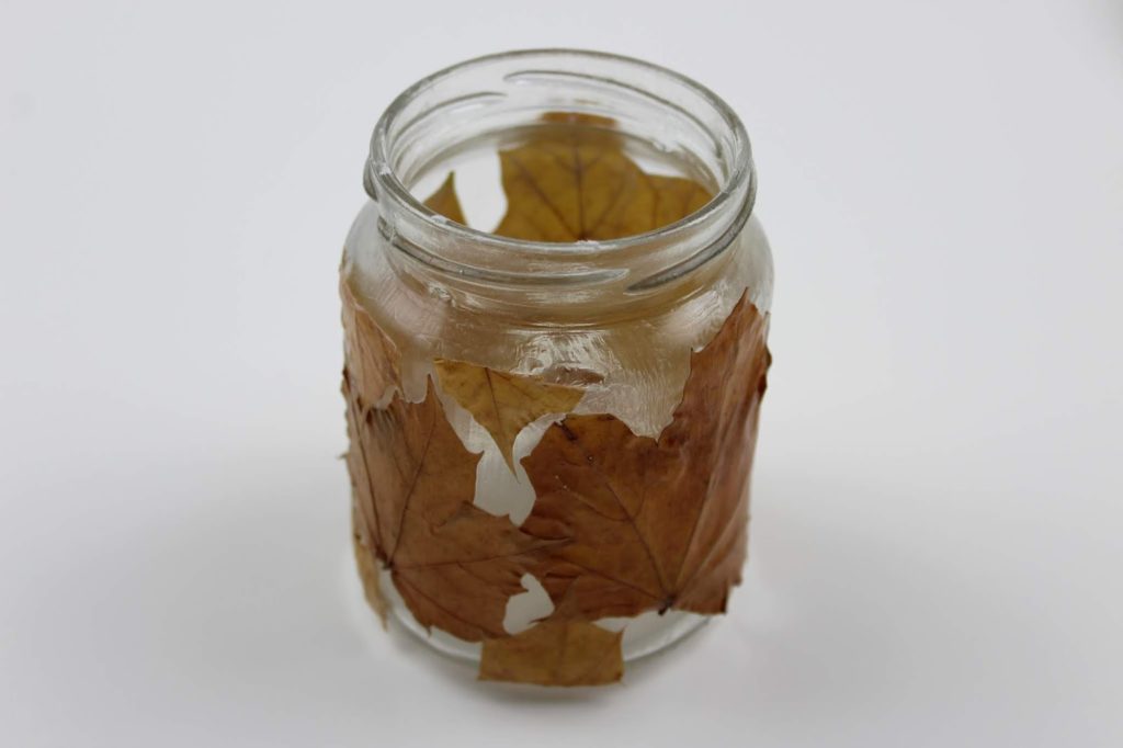 DIY herbstliches Windlicht mit Ahornblättern - wunderschöne und schnelle Herbstdeko DIY herbstliches Windlicht mit Ahornblättern - wunderschöne und schnelle Herbstdeko