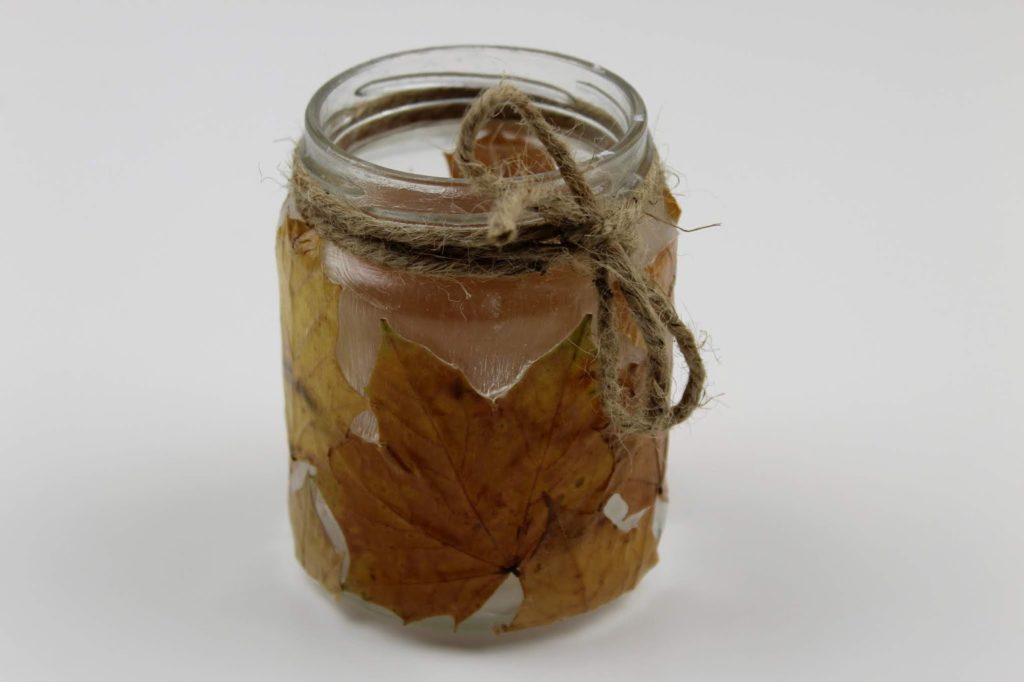 DIY herbstliches Windlicht mit Ahornblättern - wunderschöne und schnelle Herbstdeko DIY herbstliches Windlicht mit Ahornblättern - wunderschöne und schnelle Herbstdeko