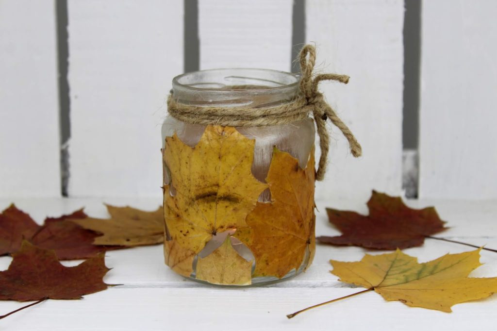 DIY herbstliches Windlicht mit Ahornblättern - wunderschöne und schnelle Herbstdeko DIY herbstliches Windlicht mit Ahornblättern - wunderschöne und schnelle Herbstdeko