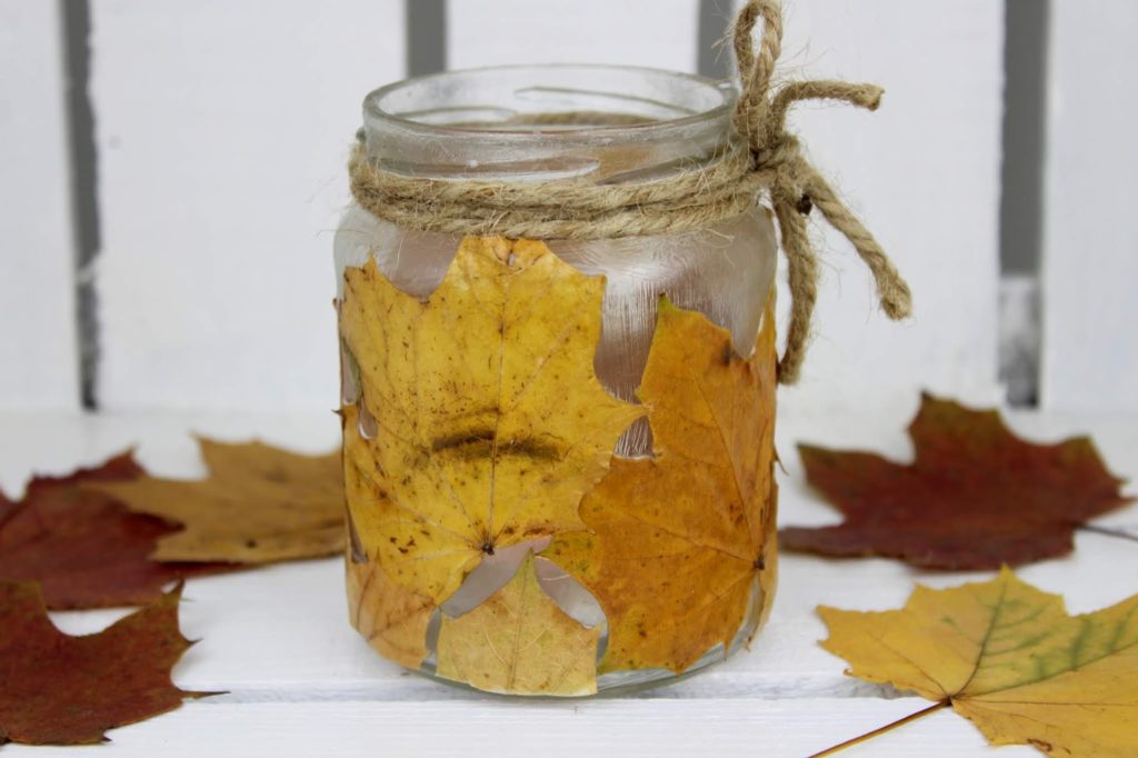 DIY herbstliches Windlicht mit Ahornblättern - wunderschöne und schnelle Herbstdeko DIY herbstliches Windlicht mit Ahornblättern - wunderschöne und schnelle Herbstdeko