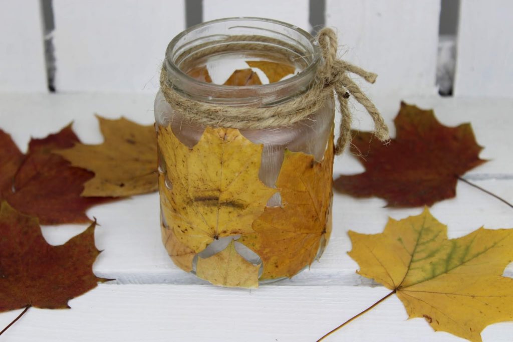DIY herbstliches Windlicht mit Ahornblättern - wunderschöne und schnelle Herbstdeko DIY herbstliches Windlicht mit Ahornblättern - wunderschöne und schnelle Herbstdeko